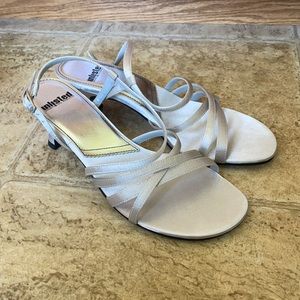 Unlisted sandals with small heel